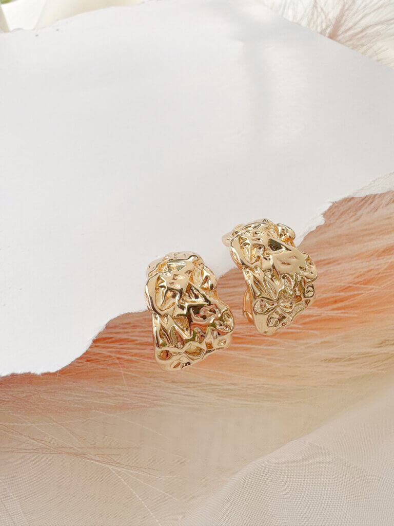 aretes-mujer-relieve-dorado