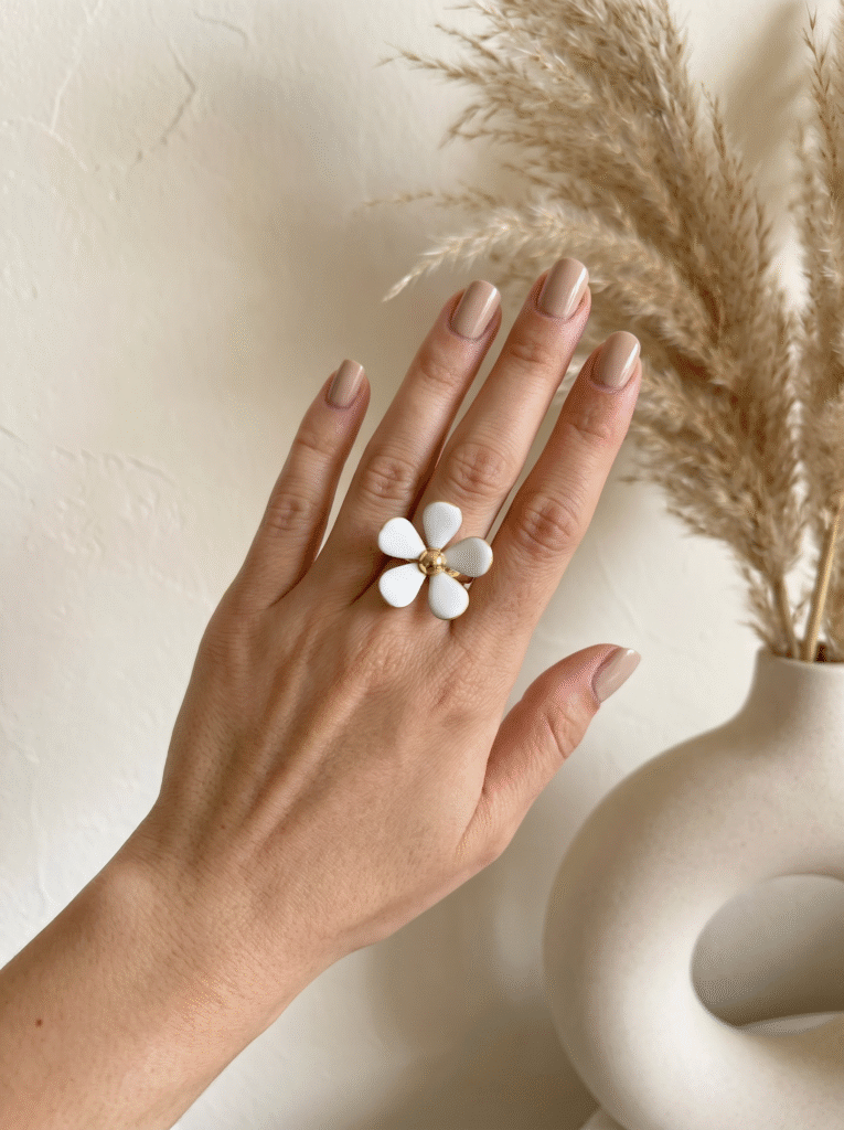 anillo-acero-petalo-blanco