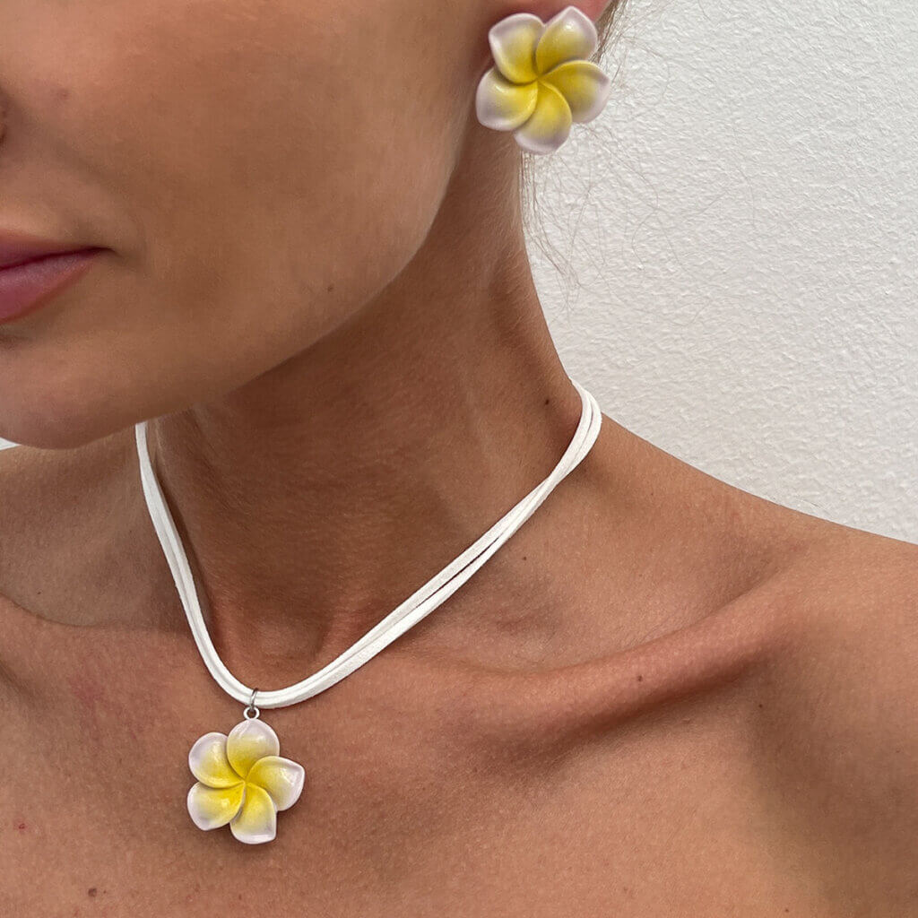 set-mujer-flor-amarilla