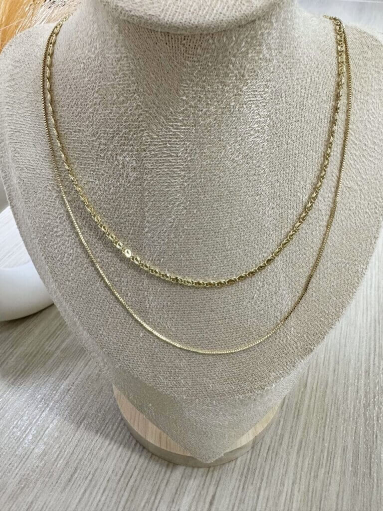 collar-mujer-silueta-dorada-1