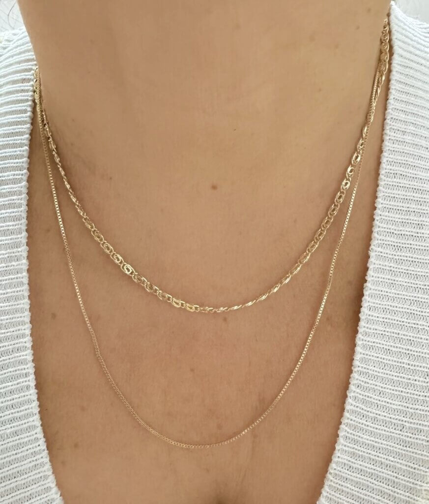 collar-mujer-silueta-dorada