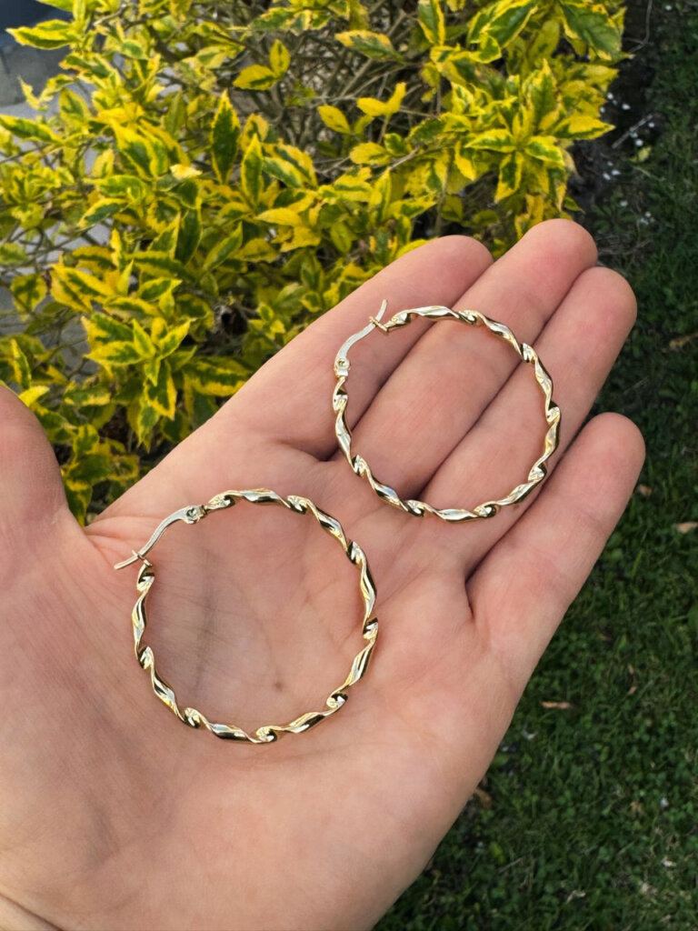 aretes-acero-dorado-vibrante