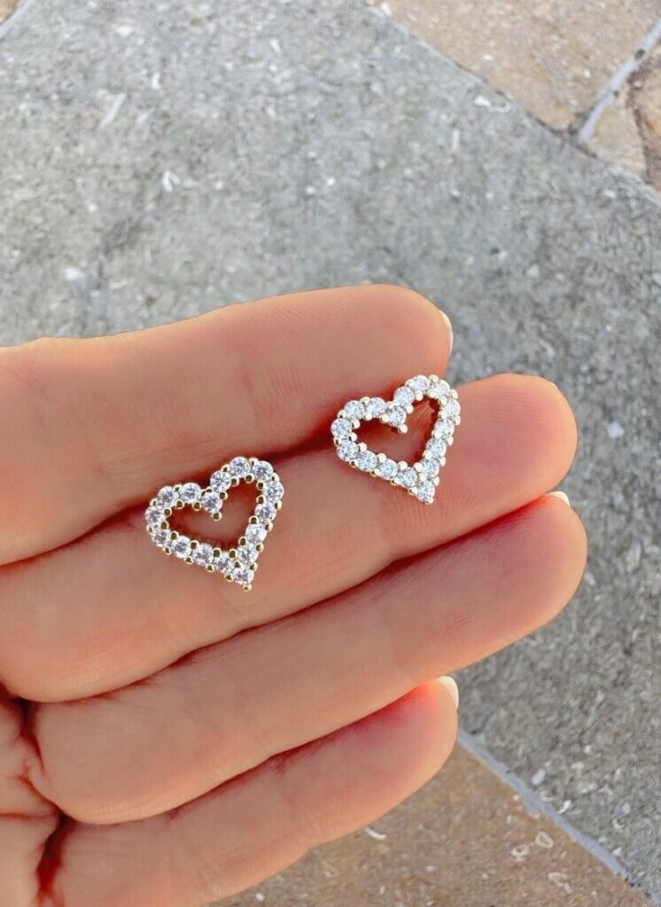 aretes-mujer-brillante-corazon-1